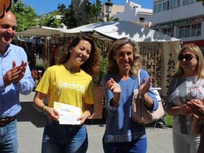 Los representantes políticos de Santa Eulária haciendo entrega del donativo