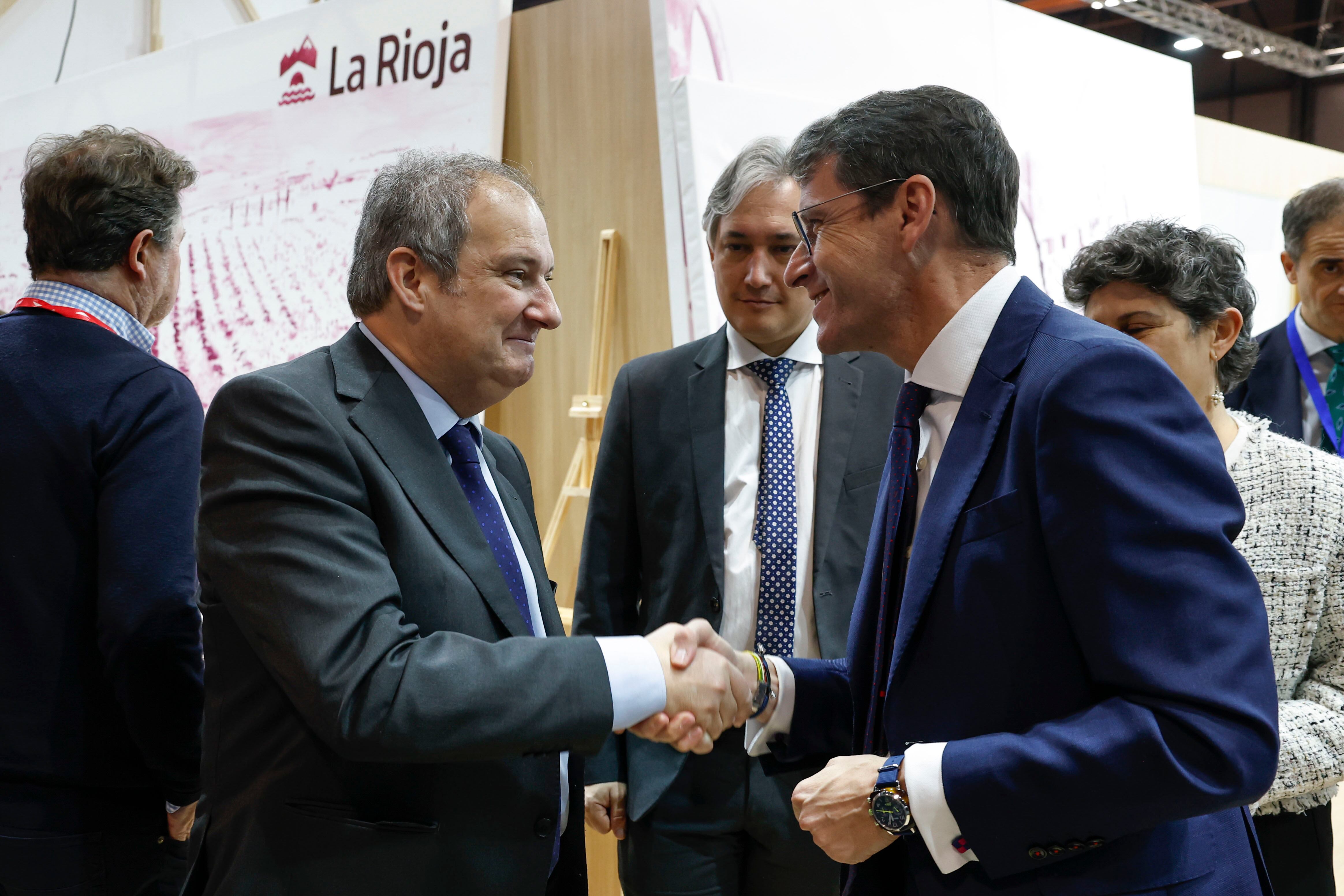 MADRID, 25/01/2024.- El ministro de Industria y Turismo, Jordi Hereu (i) saluda al presidente de La Rioja, Gonzalo Capellán (d),durante su visita a la Feria Internacional de Turismo &quot;Fitur&quot;, este jueves en Madrid. EFE/ Chema Moya
