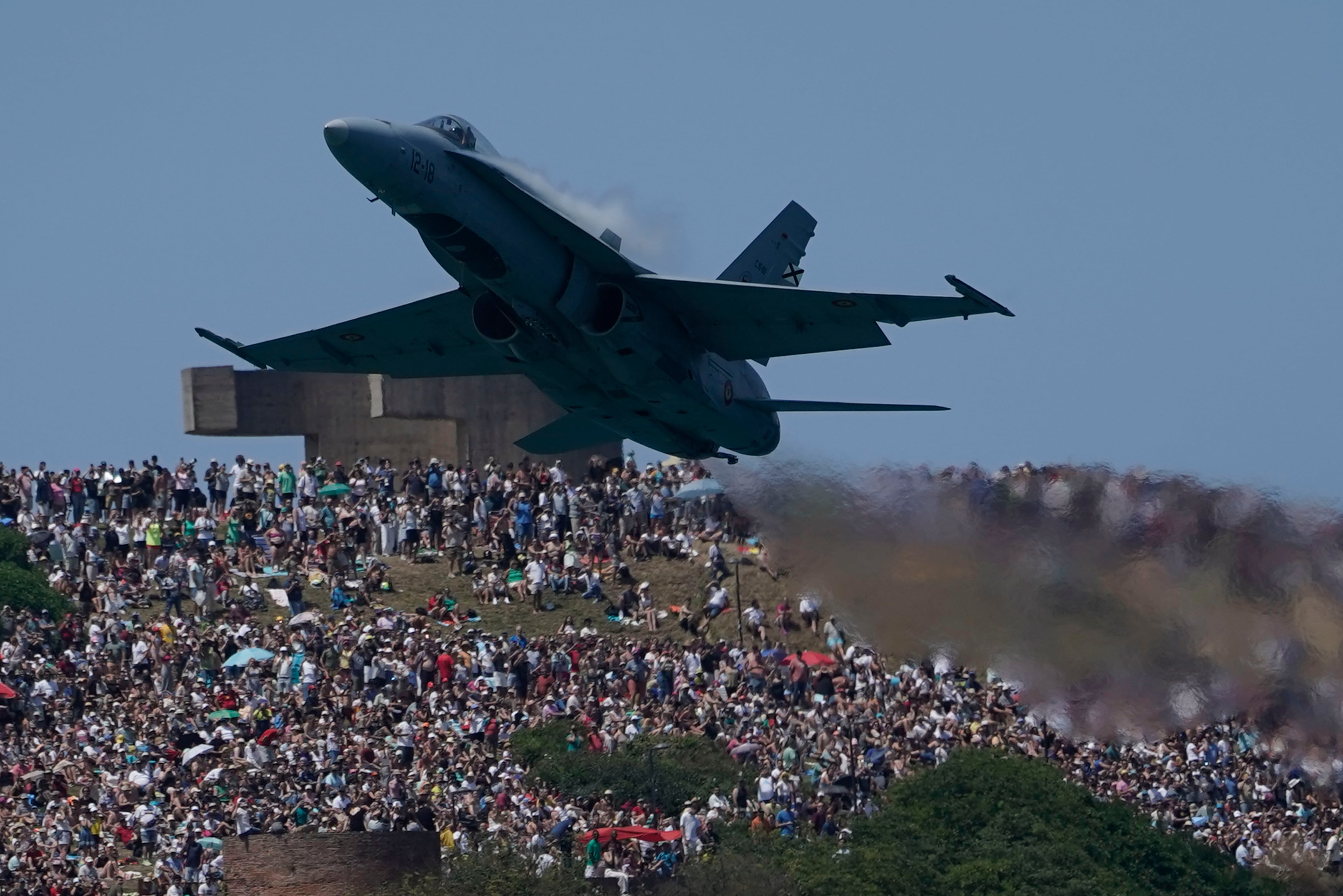 Miles de personas han seguido desde la playa de San Lorenzo y sus aledaños las exhibiciones y acrobacias de los aviones, helicópteros y paracaidistas que han participado en el XIX Festival Aéreo de Gijón.