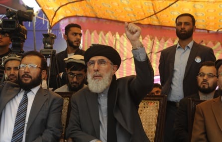 Hekmatyar levantando el puño.