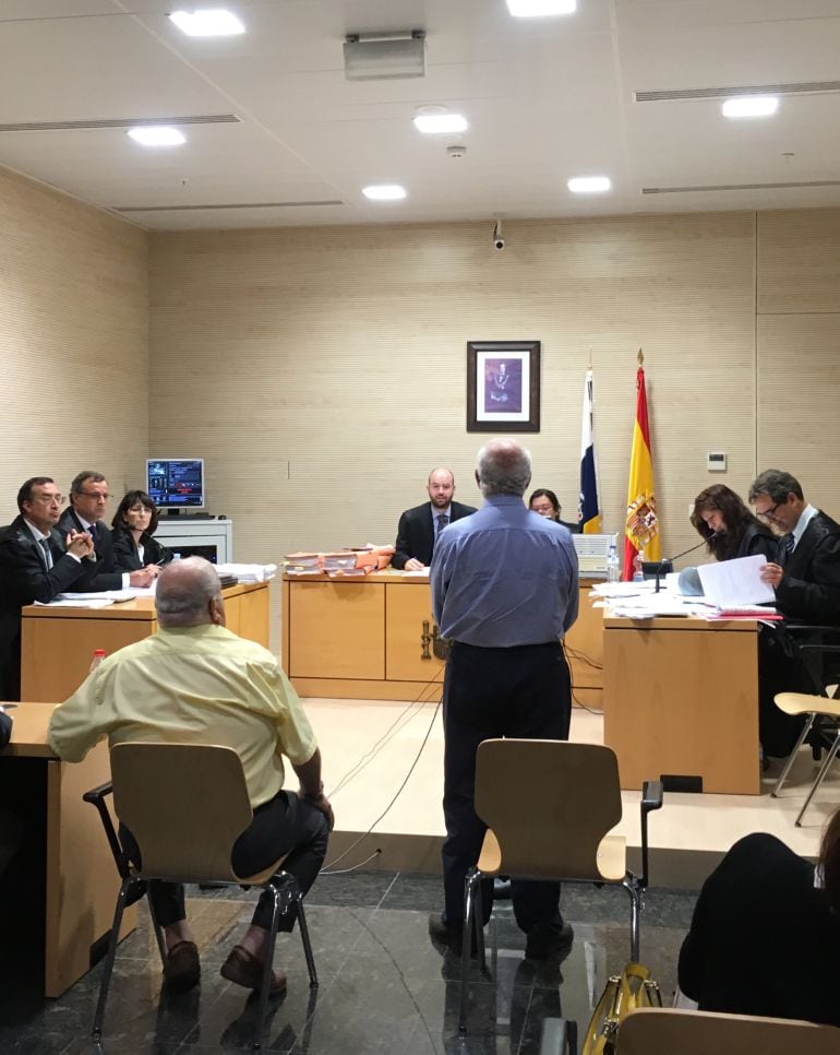 El exalcalde, Isaac Valencia y el empresario, Ambrosio Jiménez durante su comparecencia ante el juez. 