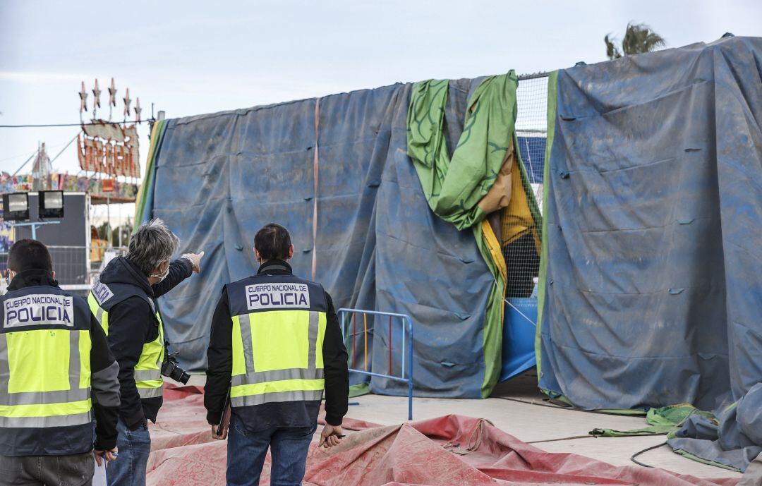 Agentes de la policía nacional investigan la atracción hinchable donde ha fallecido una menor, en la feria de Mislata, a 5 de enero de 2022, en Mislata