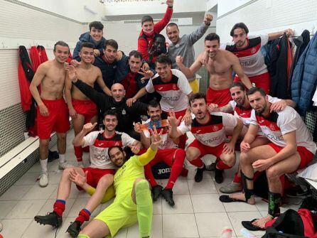 Los jugadores graueros celebran la victoria contra el Calpe