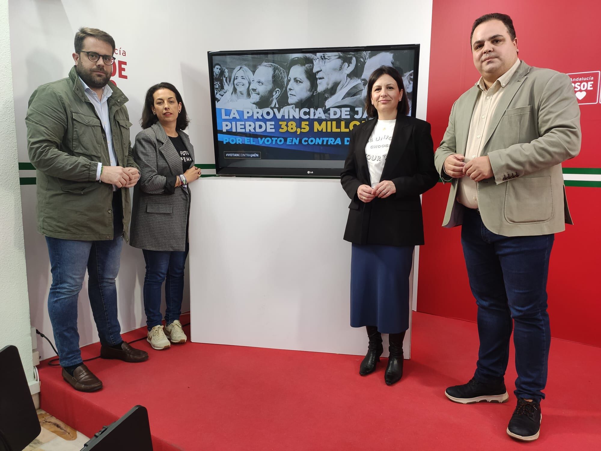 Cargos del PSOE de Jaén posan en la sede de la capital durante una rueda de prensa