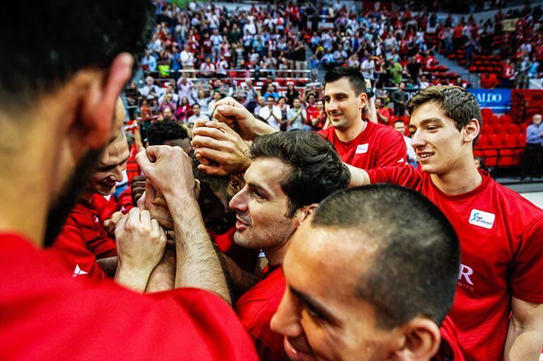 Gary Neal fue aclamado por sus compañeros y por el público antes de comenzar el partido