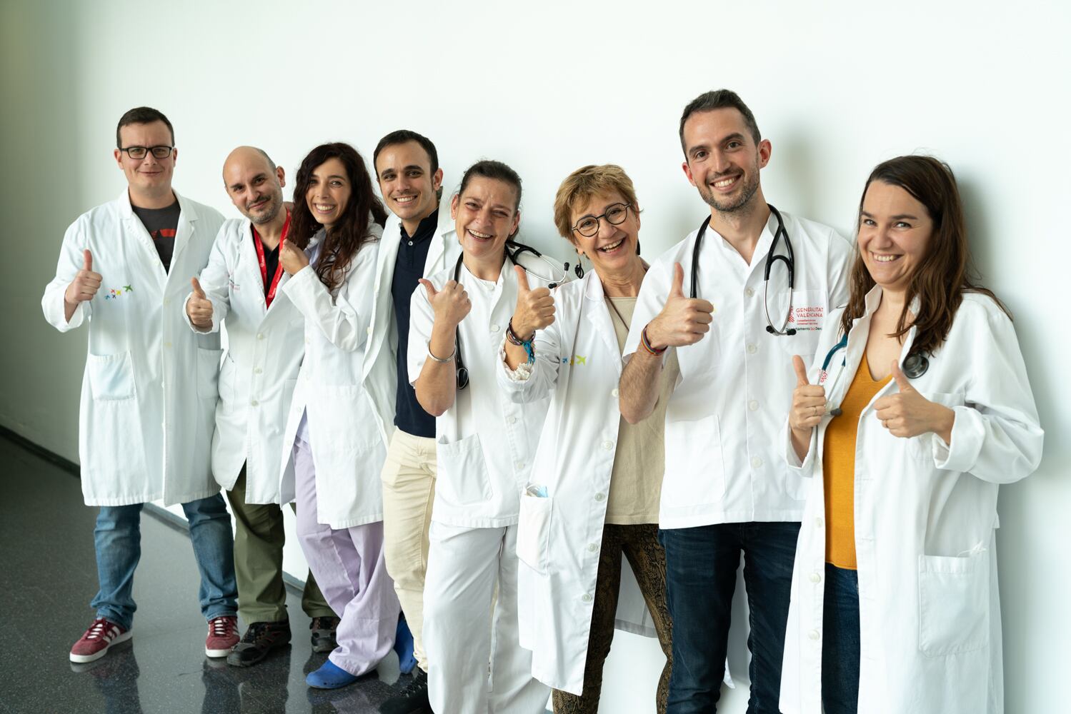 Profesionales del Hospital de Dénia participando en la campaña &#039;Yo trabajo en poitivo&#039;.