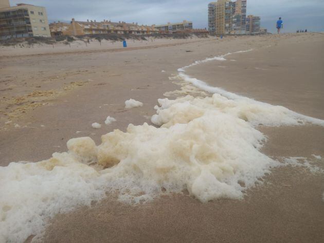 Ciudadanos pide explicaciones sobre el origen de la espuma amarilla en la playa del Perellonet