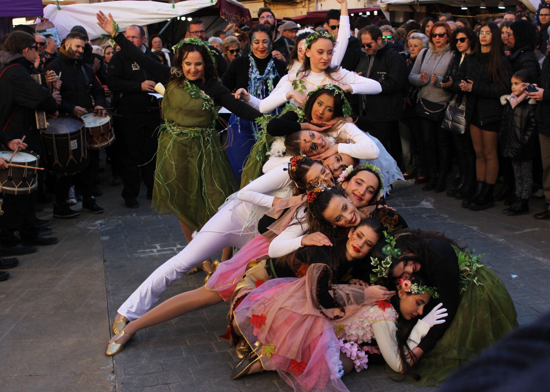 El ballet de Elena Tudela se encargo de realizar el pregón con el espectáculo de calle 'La bogeria de l'Oratge'