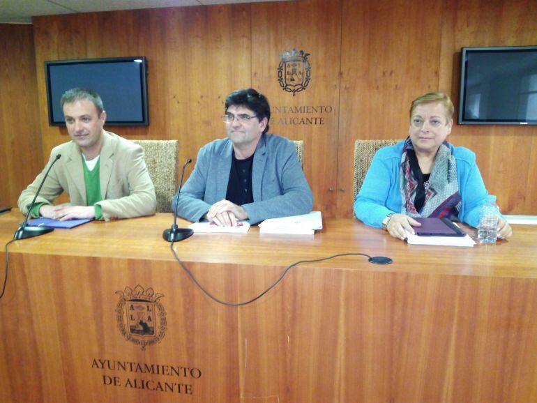 Los ediles Natxo Bellido, Miguel Ángel Pavón y Sofía Morales, en la presentación del informe económico-financiero municipal