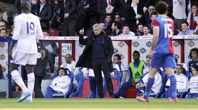 Mourinho anima a sus pupiles durante el partido contra el Palace.
