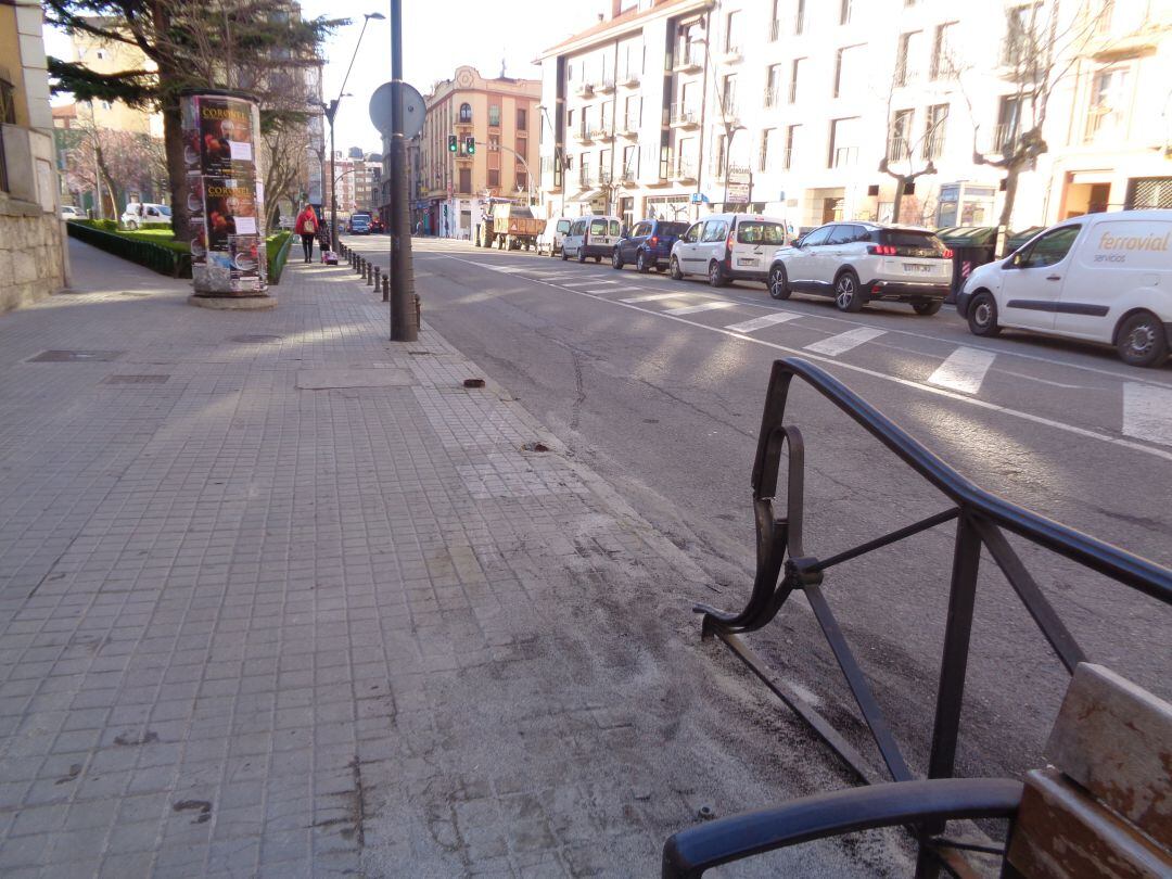 Daños materiales produccidos por la salida de la vía del vehículo