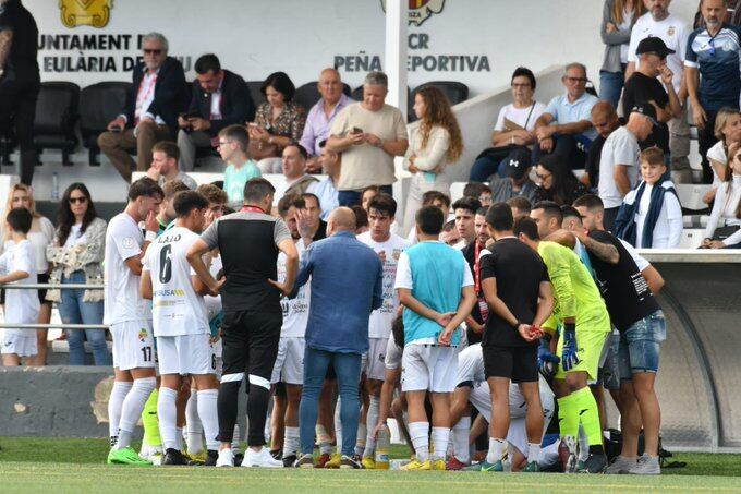 Los jugadores de la Peña reciiben instrucciones antes de la prórroga en una imagen del conjunto peñista