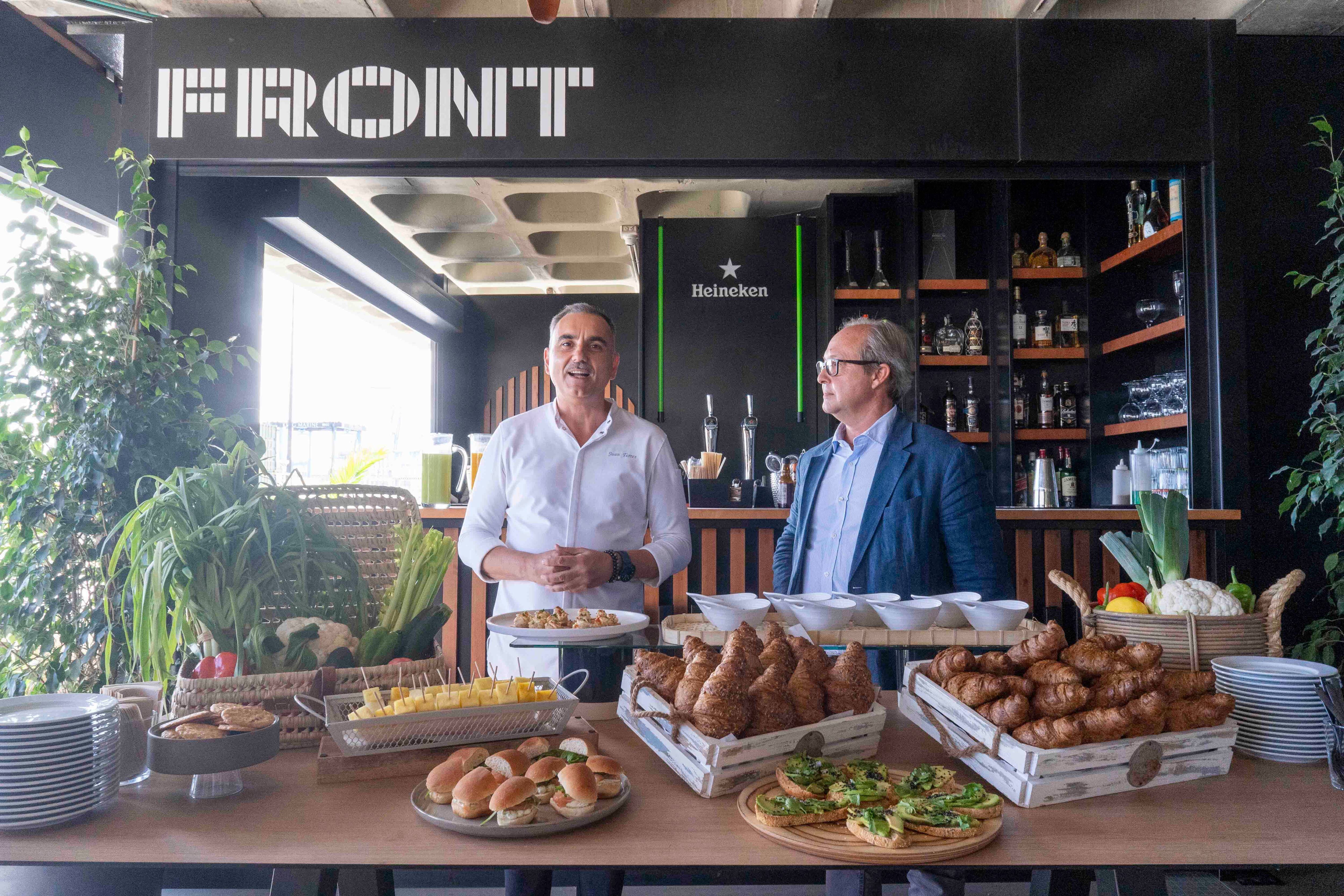 Juan Torres e Ignacio Aliño en la presentación del nuevo almuerzo saludable de FRONT.