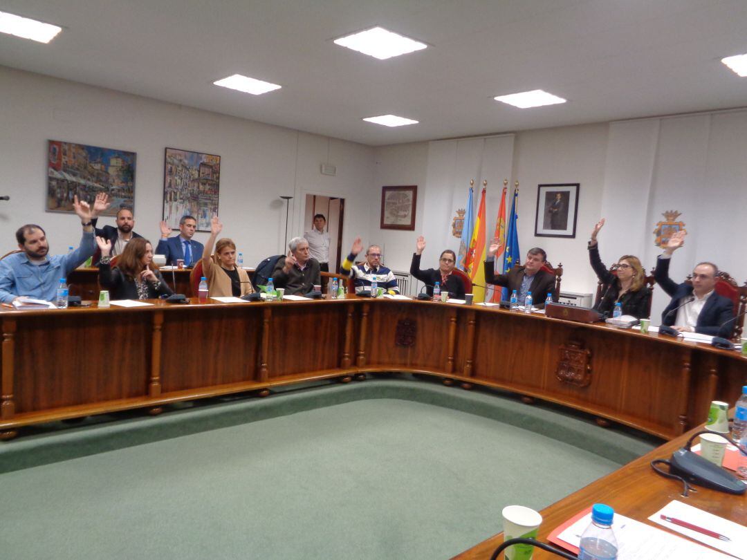 El bloque de los partidos que respaldaron las mociones contra Pedro Sánchez y Nicolás Maduro