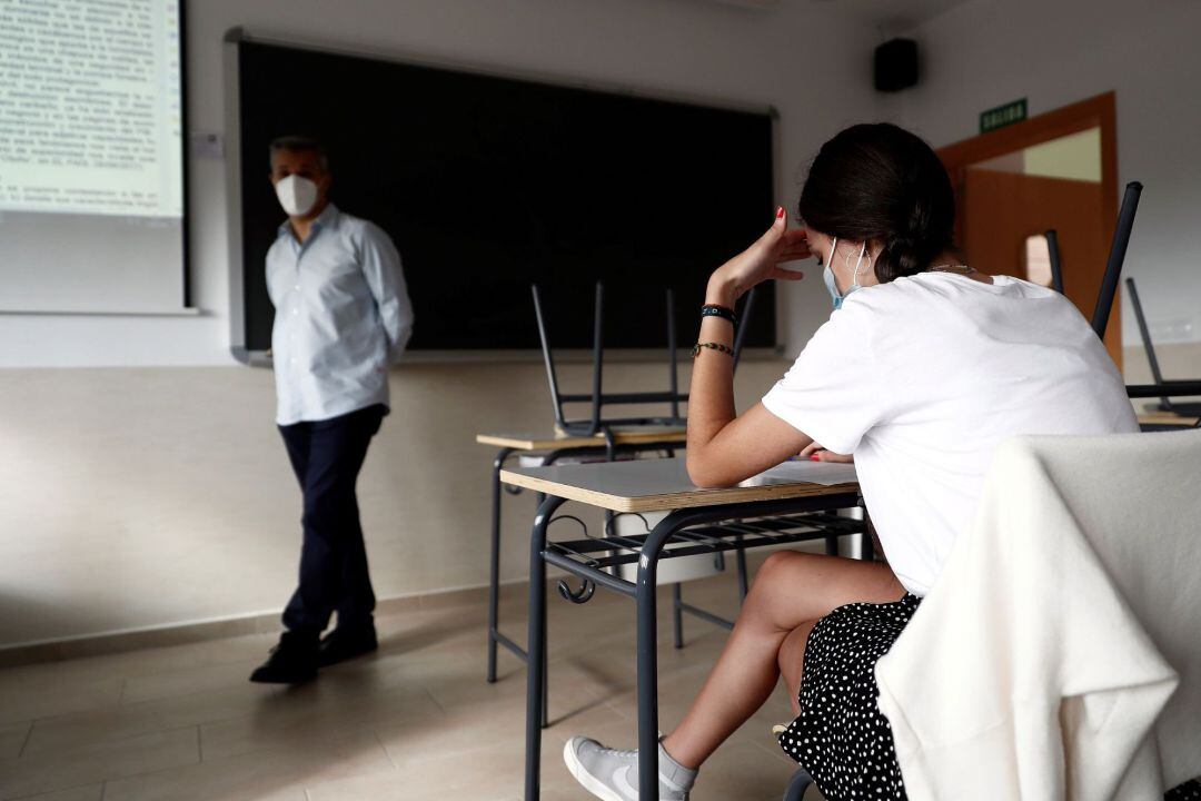 Clase en el IES Simone Veil de Paracuellos del Jarama, Madrid, comunidad en la que reabren este martes los institutos de Educación Secundaria para ofrecer clases voluntarias a los alumnos que van a realizar las pruebasl acceso a la universidad (EBAU).