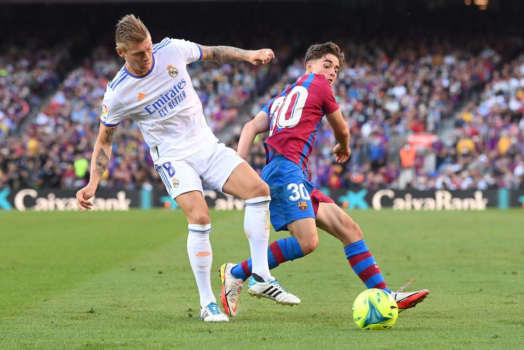 Kroos controla un balón bajo la presión de Gavi en el Clásico de LaLiga celebrado en el Camp Nou