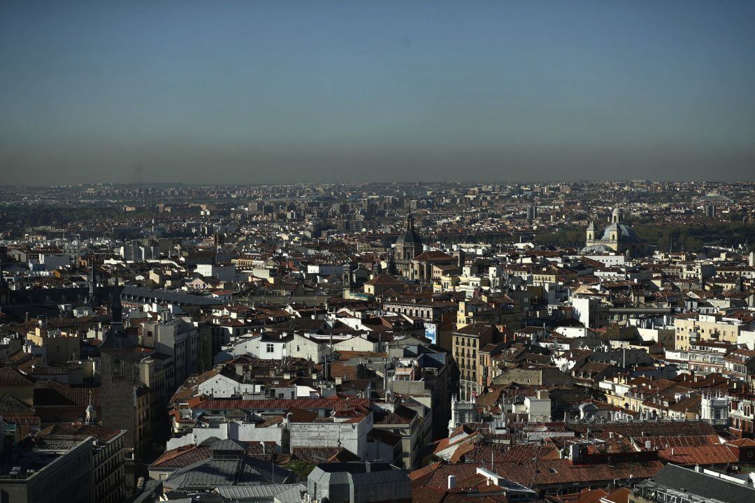 Imagen de la ciudad de Madrid  tomada desde la céntrica zona de Callao, donde son evidentes los efectos de la contaminación.