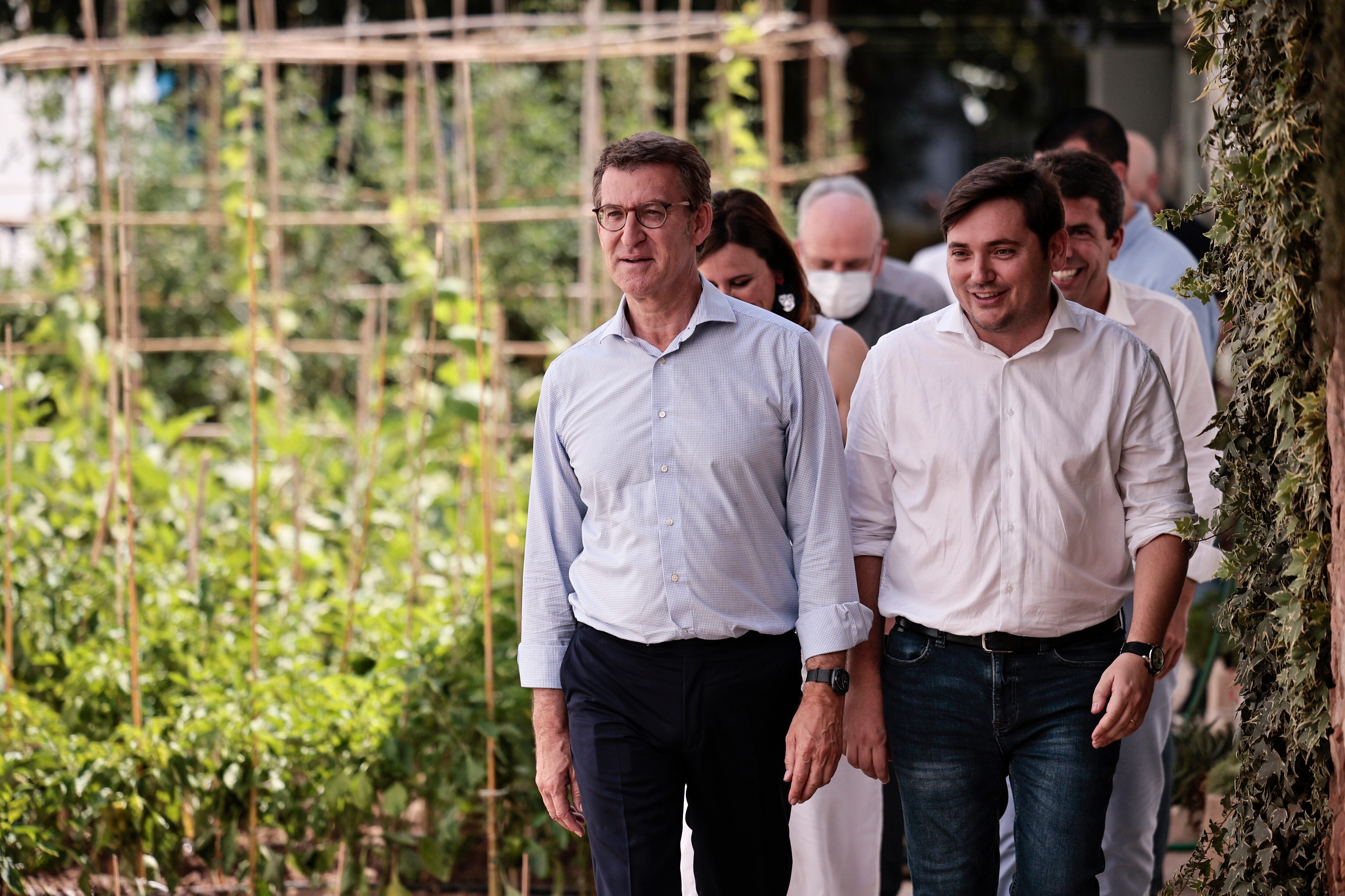 El presidente del Partido Popular, Alberto Núñez Feijóo, acompañado por el director de Caritas Valencia, Nacho Grande, ha visitado este jueves el Centro de integración sociolaboral Mambré para personas en situación o en riesgo de exclusión social, donde se desarrollan actividades para mejorar su empleabilidad y favorecer la inserción sociolaboral.
