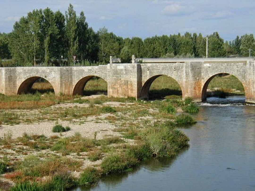 Imagen de archivo del puente de Quintana en Palencia