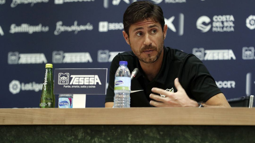 Víctor contesta una pregunta en su comparecencia de prensa