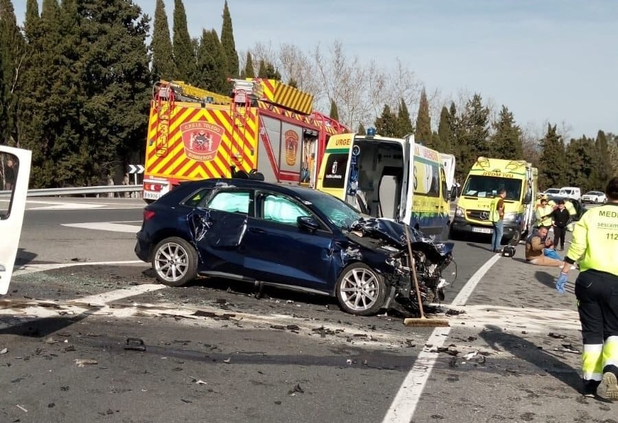 En la imagen, estado del turismo tras el choque un pequeño camión de reparto de gasóleo en Escalona (Toledo)