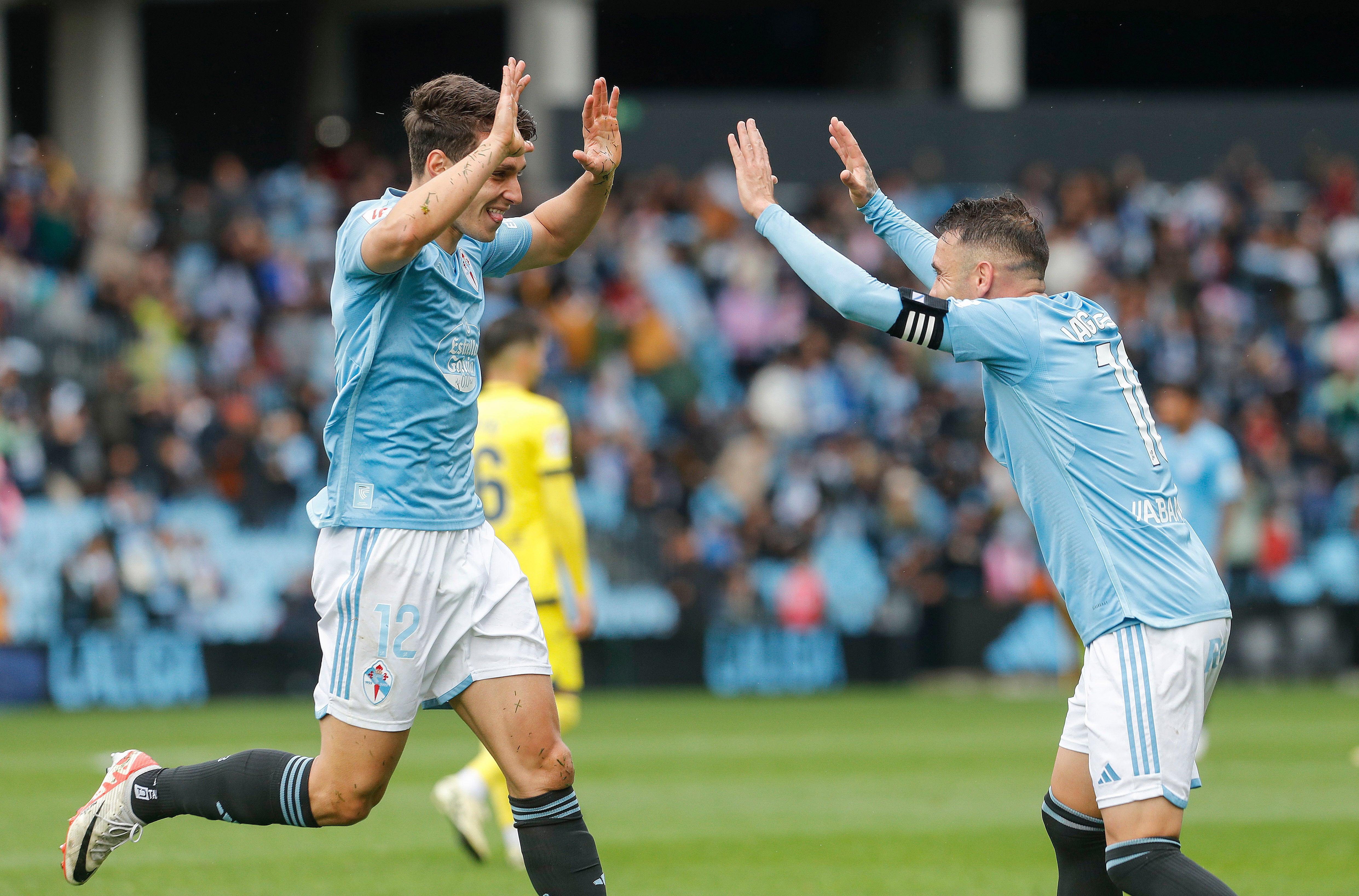 VIGO, 05/05/2024.- Los jugadores del Celta celebran un gol ante el Villarreal durante el partido de Liga celebrado este domingo en el estadio Balaidos de Vigo. EFE / Salvador Sas
