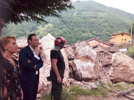 El consejero de Presidencia, Guillermo Martínez, junto a la alcaldesa de Lena, Gema Álvarez, en la zona del desprendimiento de tierra y piedras de grandes dimensiones, en La Cortina (Lena).