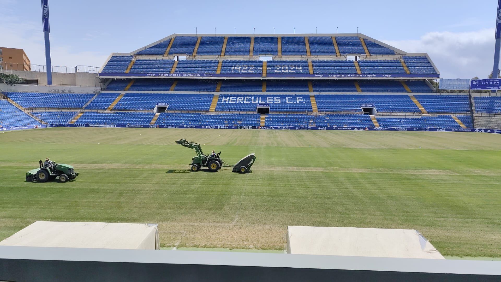 Trabajo de mantenimientos del césped del estadio Rico Pérez