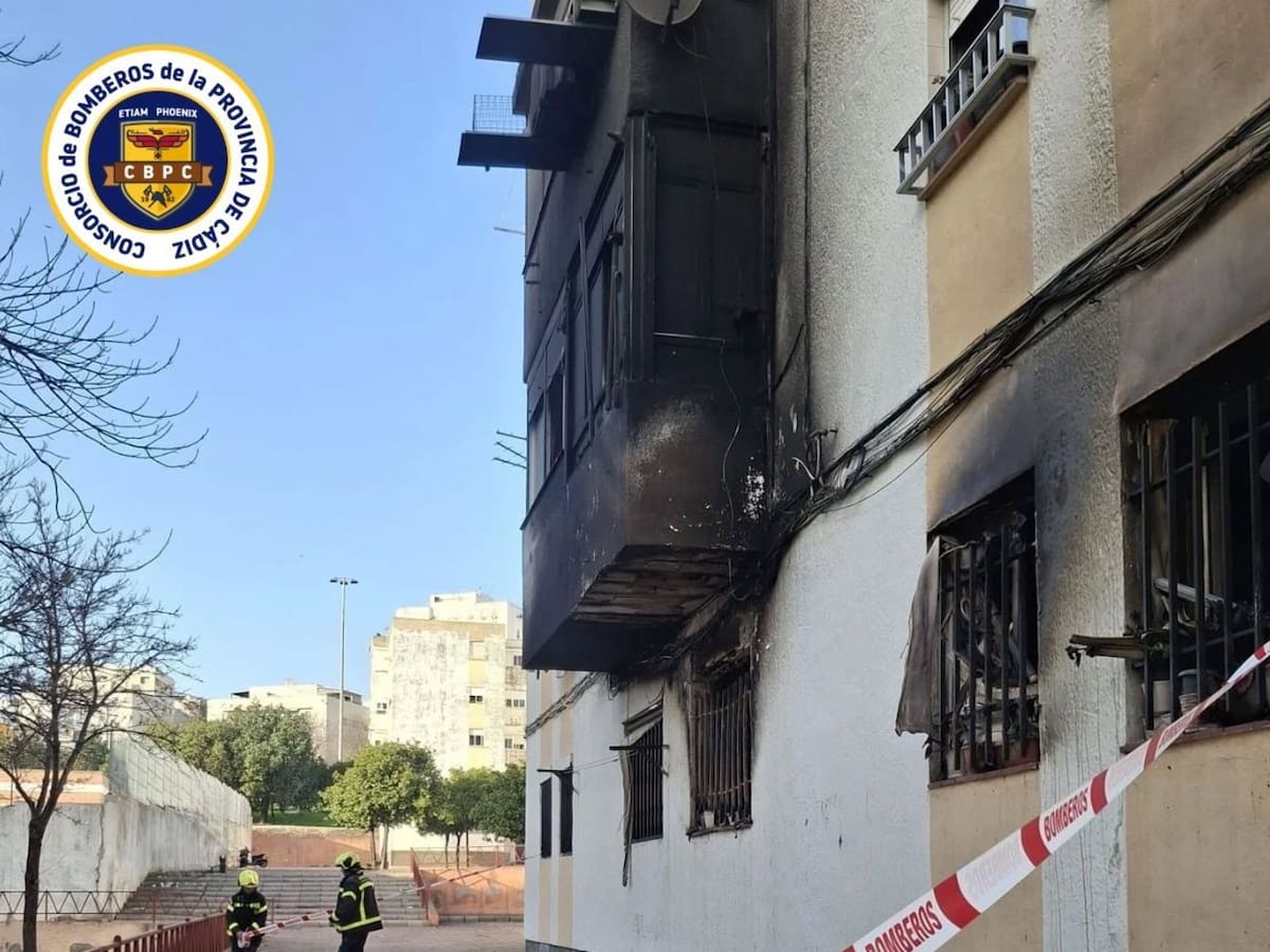 Dos heridos tras un incendio en un bajo de un edificio de la barriada de San Telmo