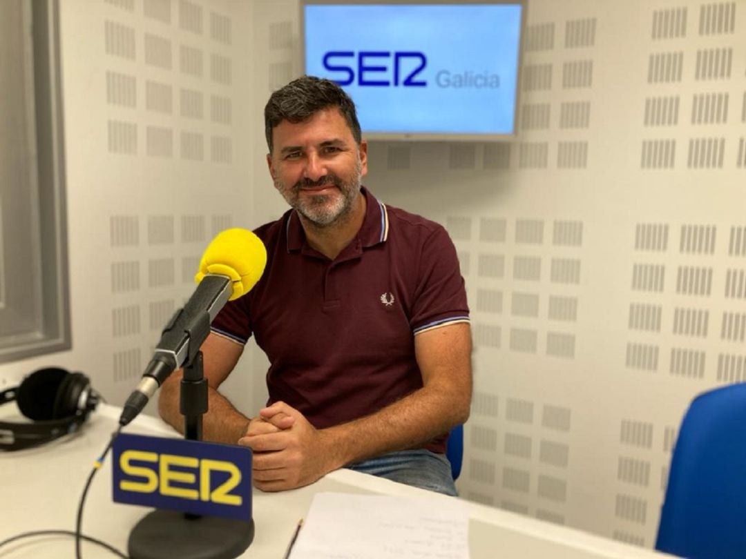 Nicolás González Casares, en los estudios de Radio Galicia