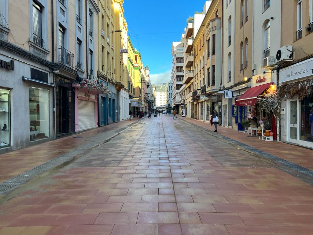 Aspecto de Gil y Carrasco tras concluir las obras de calmado del tráfico