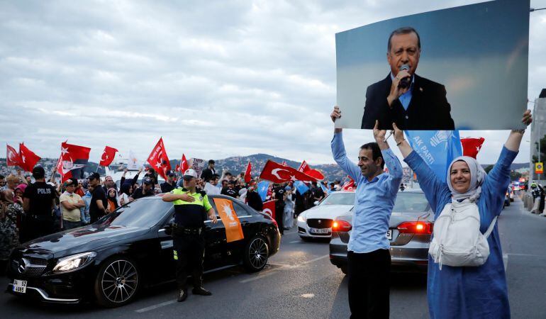 Ciudadanos de Turquía celebran la victoria de Erdogan