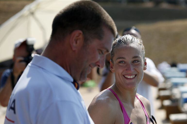 La nadadora española Mireia Belmonte junto a su entrenador, Fred Vergnoux