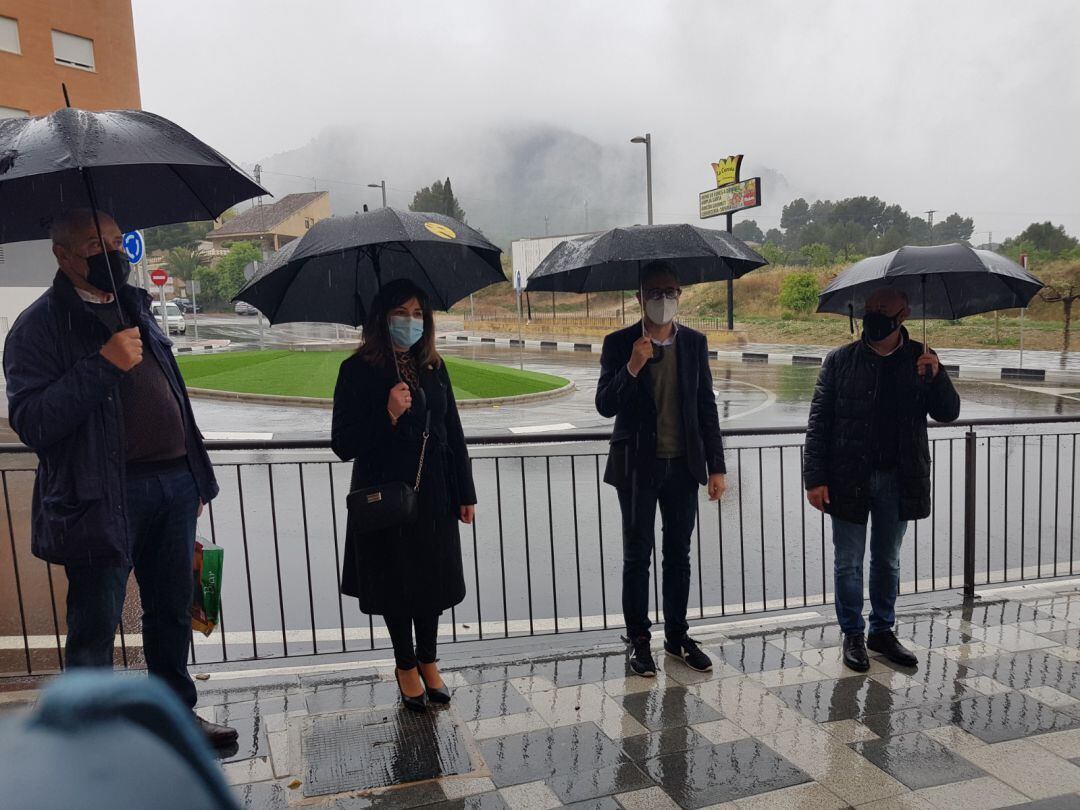 Visita a la zona, bajo la lluvia