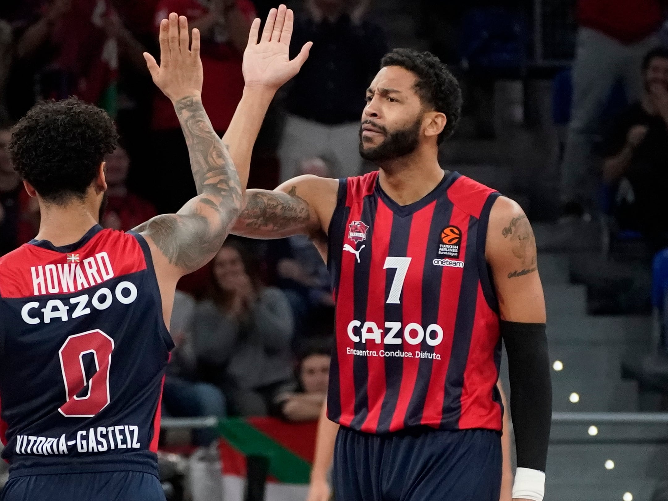 VITORIA, 03/11/2022.- Los jugadores del Baskonia, Markus Howard (i) y Pierriá Henry, celebran una canasta durante el partido de la sexta jornada de la EuroLiga que Baskonia y Maccabi Tel Aviv juegan hoy jueves en el Buesa Arena, en Vitoria. EFE/ L. Rico
