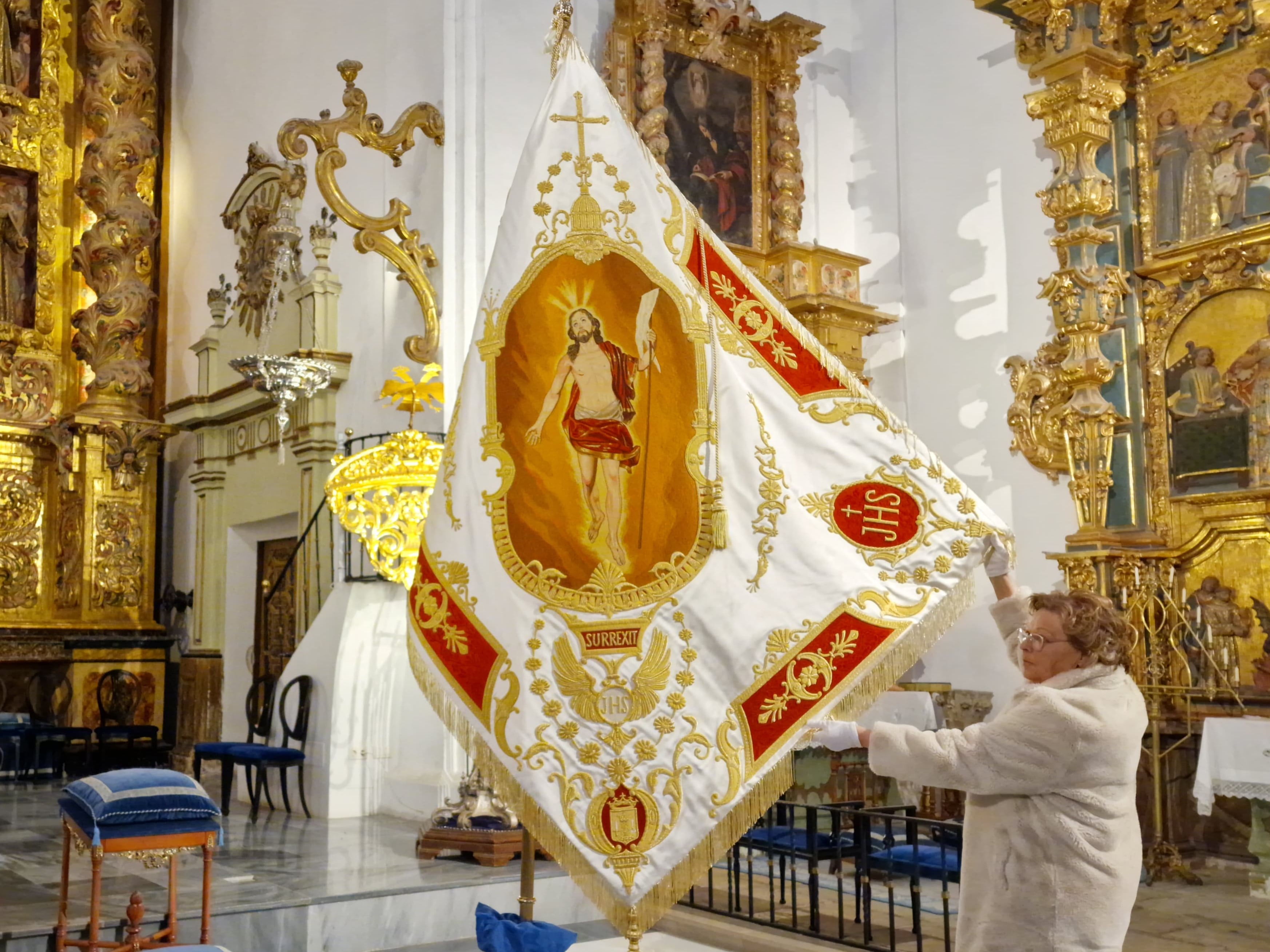 La Hermandad de Labradores, Paso Azul, entrega a la Archicofradía de Jesús Resucitado la nueva bandera realizada en el taller de bordados del Paso Azul