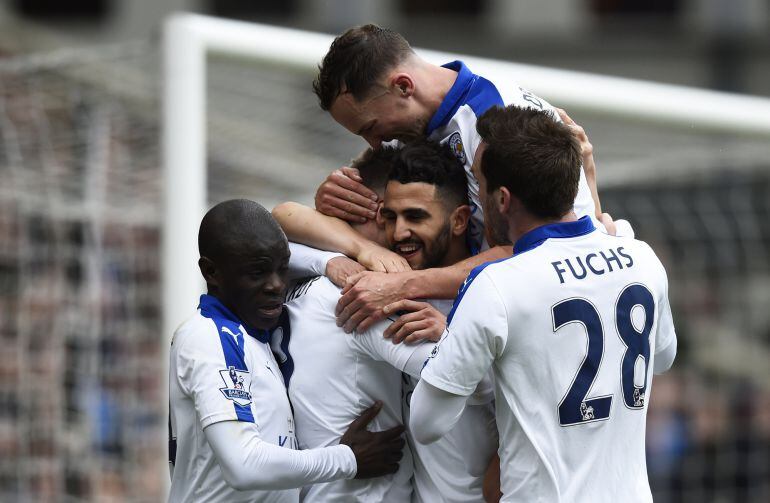 Mahrez celebra el gol con sus compañeros 