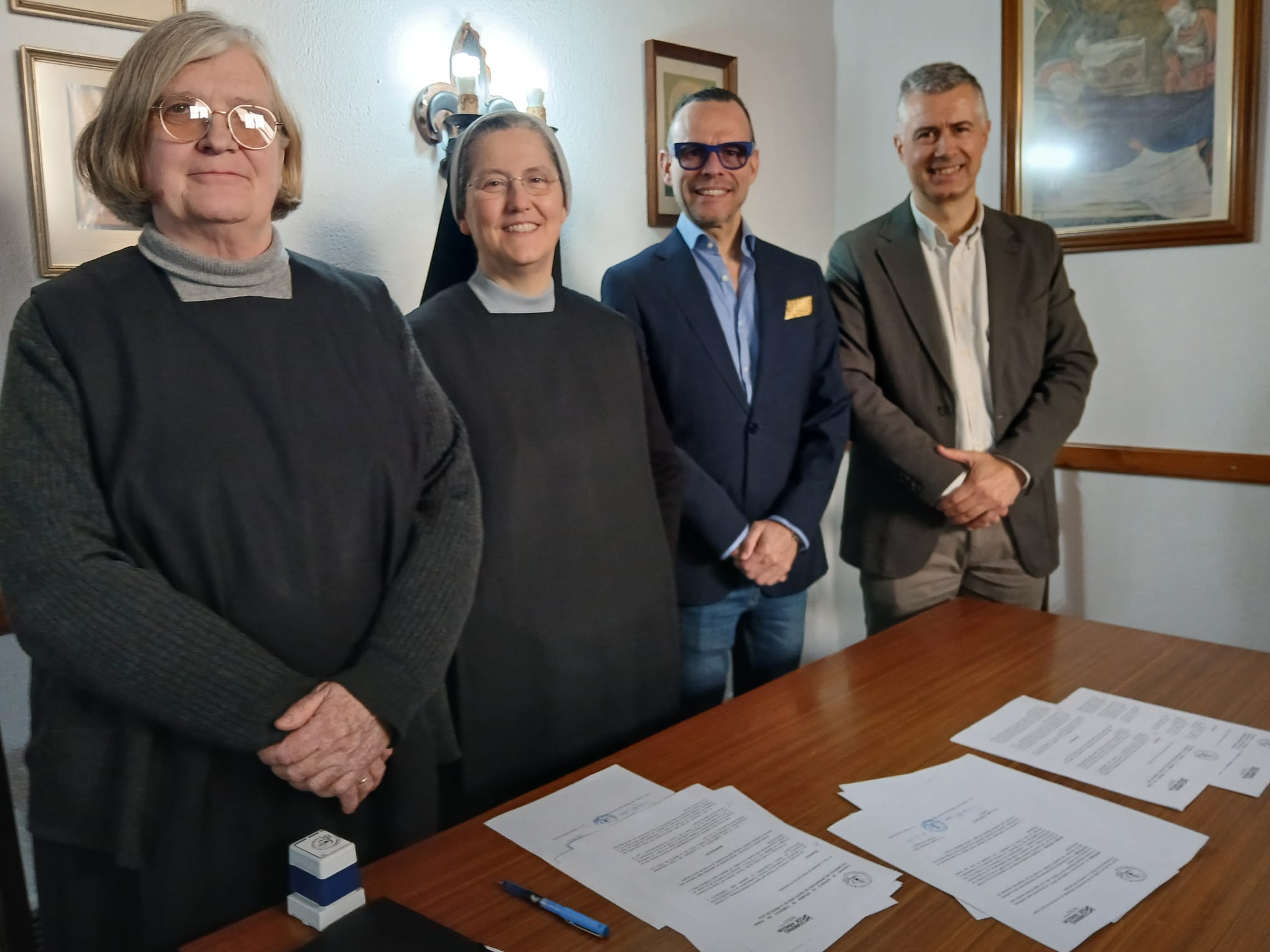 De izq. a dcha: Sor Roser Caminal, 2º consejera de la congregación de Santa Hildegarda, Madre Rosario del Camino, comisionada para la congregación, Pedro Olloqui, director general de Cultura DGA y Carlos Serrano, alcalde de Jaca