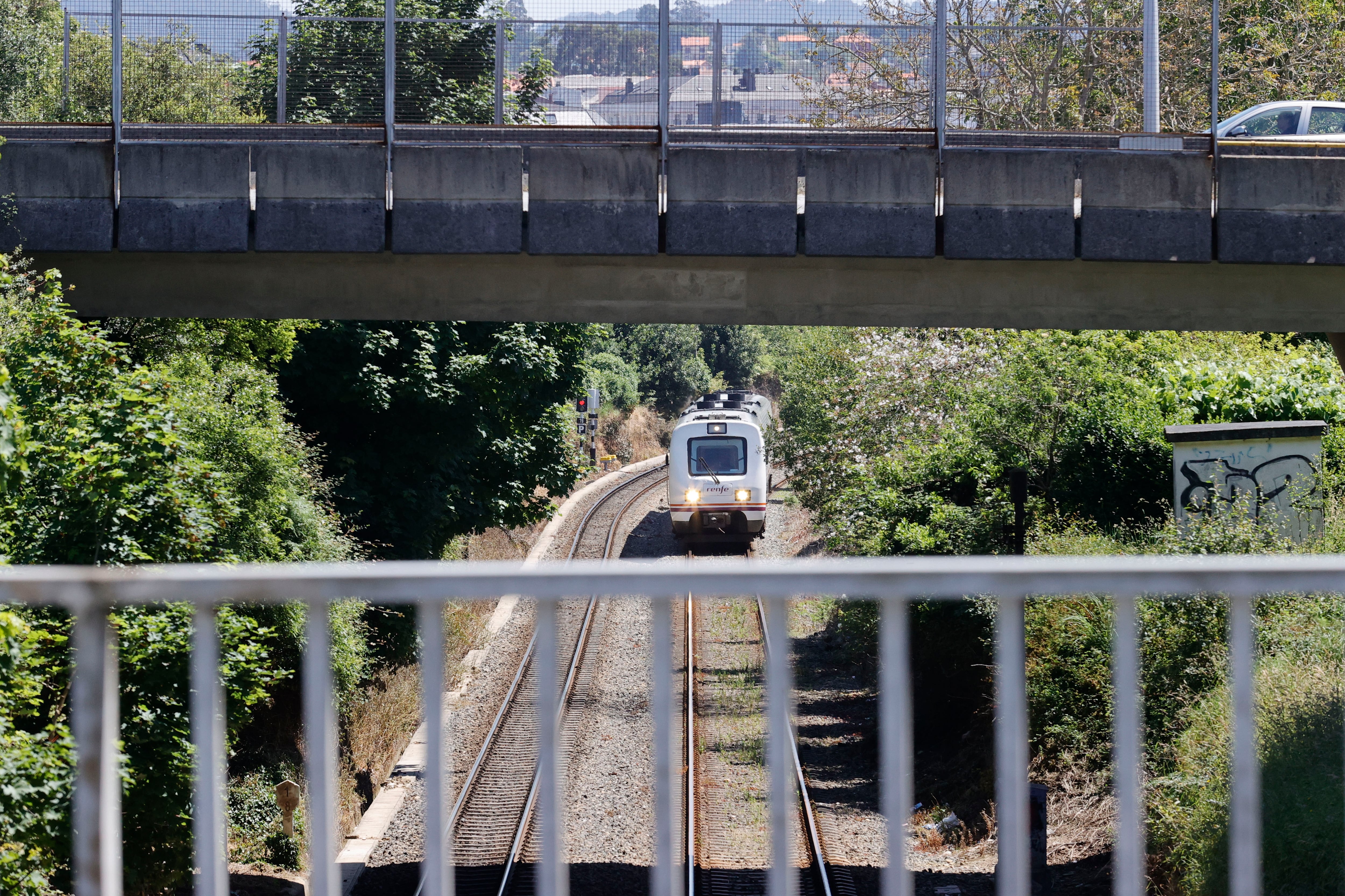 FERROL (A CORUÑA), 26/05/2025.- Ferrol quedará sin trenes directos a Madrid desde el 9 de junio, cuando Renfe modificará sus conexiones con las siete grandes urbes de Galicia, pero el vetusto trazado a la ciudad naval la privará de conexión directa con la capital española, lo que ha desatado una unión social y política por aislamiento ferroviario. EFE/ kiko delgado
