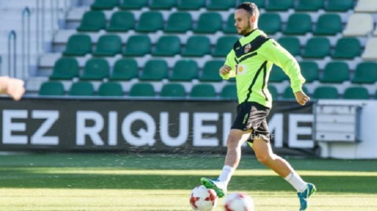 Iván Sánchez en un entrenamiento con el Elche en el Martínez Valero