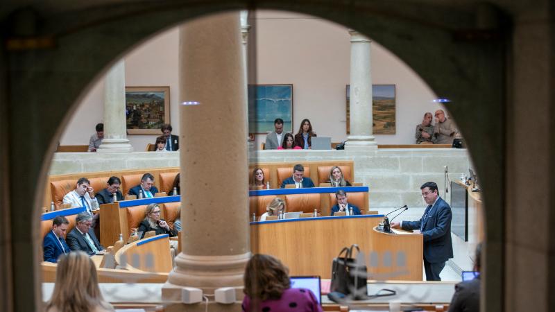 El consejero de Hacienda, Alfonso Domínguez, defiende el presupuesto de La Rioja para 2024 en el debate en el Parlamento sobre las enmiendas a la totalidad | Gobierno de La Rioja.