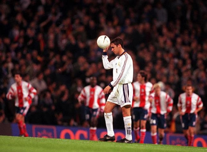 Raúl lamenta un gol rojiblanco en el derbi madrileño que se disputó el 30 de octubre de 1999 en el Bernabéu