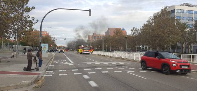 Incendio de un vehículo en la avenida Tarongers de València.