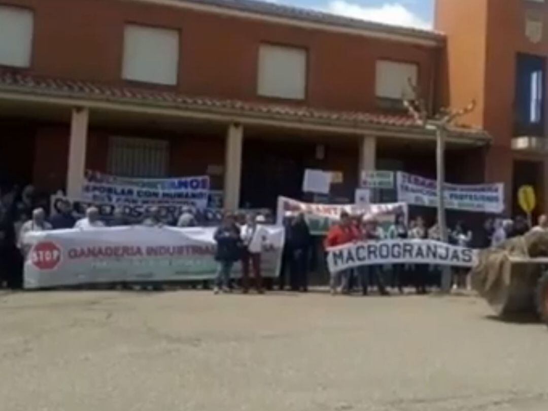 Protesta contra la instalación de macogranjas en Santovenia 