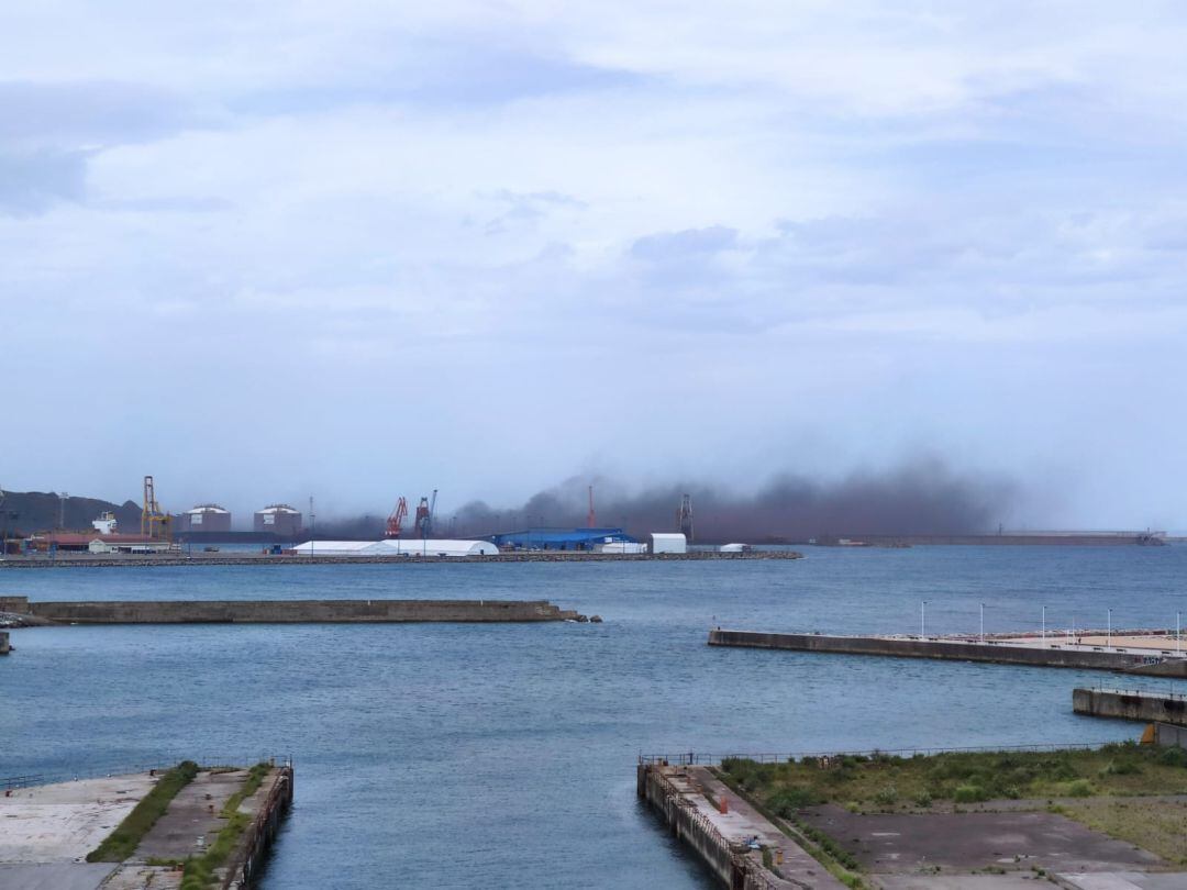 Nube de carbón generada en el Puerto de El Musel. 