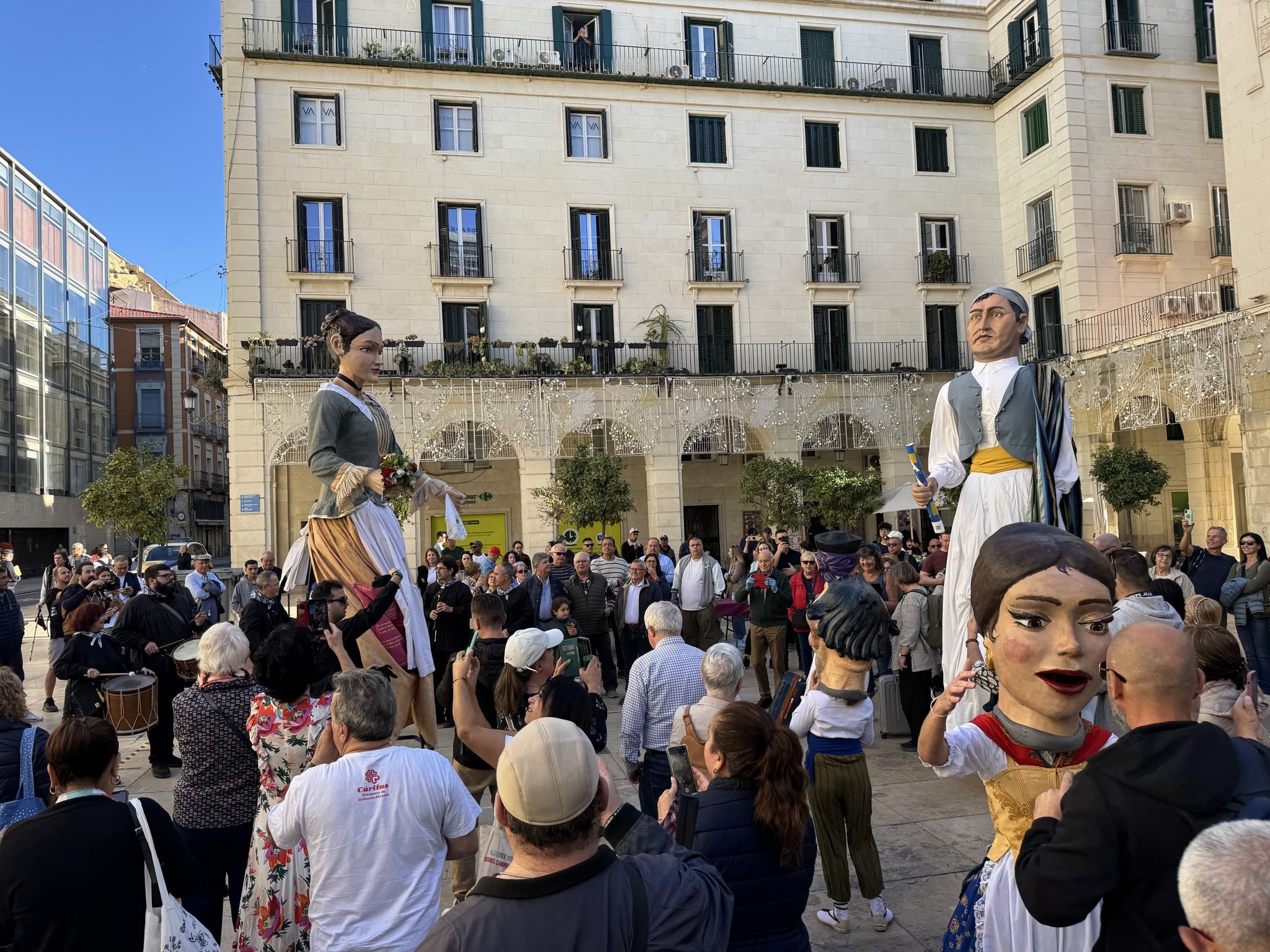Chocolatada popular de Cáritas en la Plaza del Ayuntamiento de Alicante. Foto: Caritas Orihuela - Alicante
