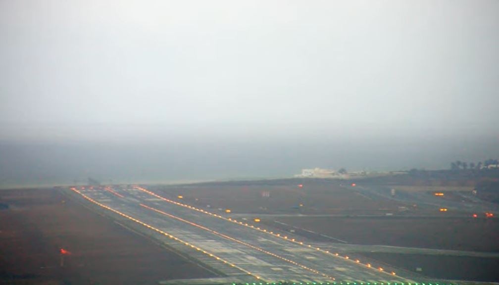 Pista del aeropuerto César Manrique Lanzarote a primera de la mañana de este lunes.