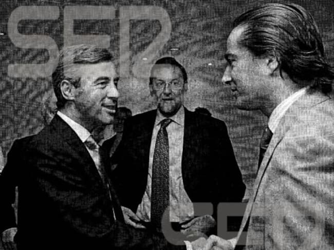 Ángel Acebes y Gonzalo Urquijo se estrechan la mano.