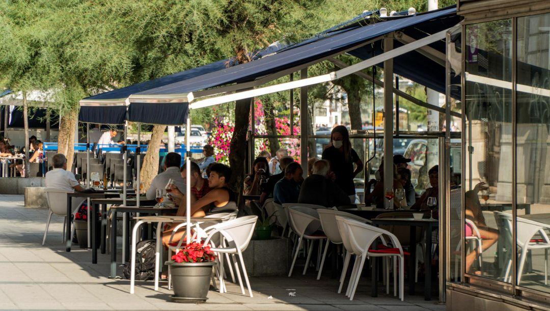 Personas en una terraza