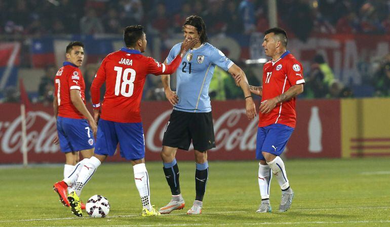 Jara y Cavani en plena discusión